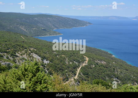 Lubenice, Kroatien - 18. Juni 2017 - Strand der blauen Grotte in der Nähe von Lubenice mit Wasser und Kies Stockfoto