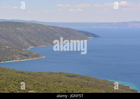 Lubenice, Kroatien - 18. Juni 2017 - Strand der blauen Grotte in der Nähe von Lubenice mit Wasser und Kies Stockfoto