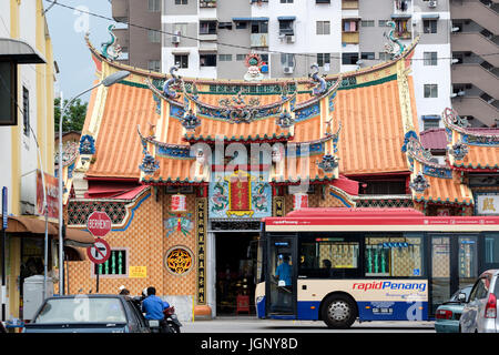 Ein rapider Penang öffentlicher Bus beschleunigt vorbei taoistischen Kuan Yin sehen Tempel, George Town, Pulau Pinang, Malaysia. Stockfoto