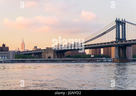 Empire State Building (ganz links) und Manhattan Brücke aus Brooklyn, New York City, Vereinigte Staaten. Stockfoto