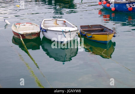 Boote auf ihren Liegeplätzen im Hafen von St. Ives Stockfoto