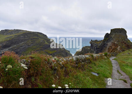 Die Ruinen des mythischen Tintagel Castle Cornwall, UK gesehen vom Küstenweg Cornwall. Stockfoto