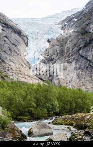 Blick entlang Fluss zum Briksdalsbreen oder Briksdal Gletscher Arm des Jostedalsbreen Gletscher in Briksdalen im Nationalpark Jostedalsbreen im Sommer. Norwegen Stockfoto