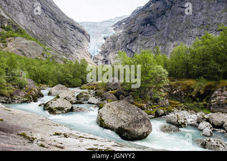 Blick entlang Fluss zum Briksdalsbreen oder Briksdal Gletscher Arm des Jostedalsbreen Gletscher in Briksdalen im Nationalpark Jostedalsbreen im Sommer. Norwegen Stockfoto