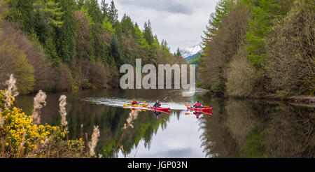 Kajaks, Laggan Avenue, Caledonian Canal, Highlands, Schottland, UK. Stockfoto