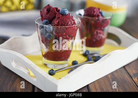 Rote Beeren-Sorbet in zwei Gläsern Stockfoto