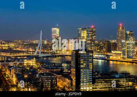 Rotterdam, Panorama vom Euromast in den Niederlanden mit Erasmus-Brücke, Büros, Wolkenkratzer, Fluss Nieuwe Maas und Stadtzentrum entfernt. Stockfoto