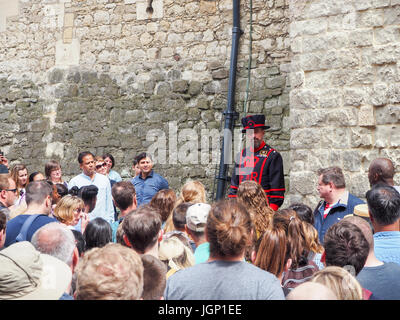 Yeomen Warders, wie Beefeaters, Tower of London, London City, Großbritannien bekannt Stockfoto