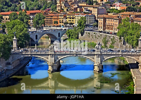 Blick zum Tiber und Ponte Vittorio Emanuele II vom Dach des Castel Sant'Angelo, Rom, Italien. Stockfoto