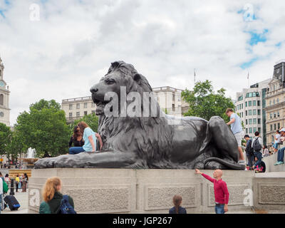 Trafalgar Square, London, England, Vereinigtes Königreich, Sommer 2016: [Löwen-Skulpturen wie Landseer Lions bekannt] Stockfoto