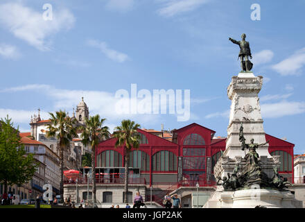 Mercado Ferreira Borges und Statue von Prinz Heinrich der Seefahrer im Vordergrund - Porto - Portugal Stockfoto