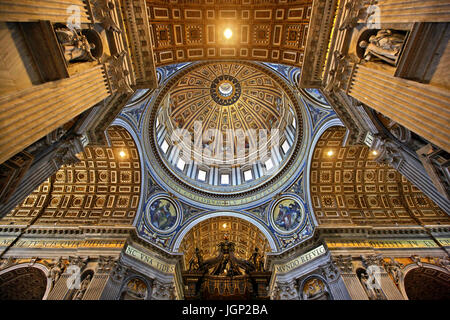 Die imposante Kuppel der St. Peter Basilika, Vatikanstadt. Stockfoto