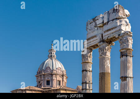 Tempel der Venus Genetrix mit der Kirche Santi Luca e Martina im Hintergrund, Via dei Fori Imperiali, Rom, Latium, Italien Stockfoto