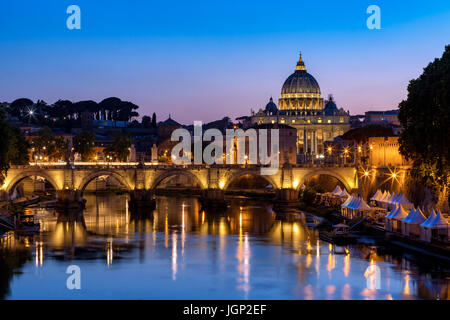 Der Petersdom mit Sant'Angelos Brücke über den Tiber bei Sonnenuntergang, Rom, Italien Stockfoto