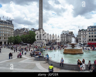 Trafalgar Square, London, England, Vereinigtes Königreich, Sommer 2016: [früher bekannt als Charing Cross, der Name erinnert an die Schlacht von Trafalgar] Stockfoto