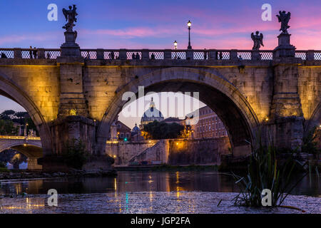 Der Petersdom mit Sant'Angelos Brücke über den Tiber bei Sonnenuntergang, Rom, Italien Stockfoto