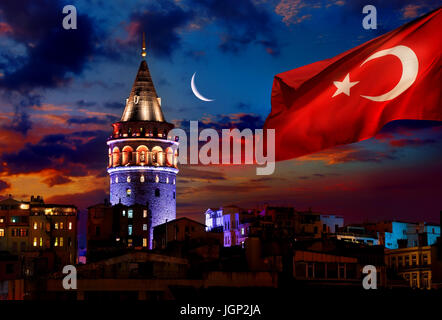 Türkische Flagge Nachtbeleuchtung Galata-Turm in Istanbul, Türkei Stockfoto