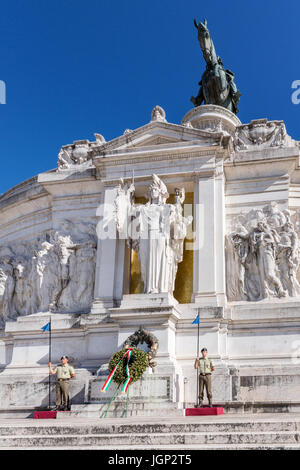 Grab des unbekannten Soldaten, unter der Statue der Göttin Roma, bewacht von Soldaten, Victor Emmanuel II, Piazza di Venezia, Rom, Italien Stockfoto