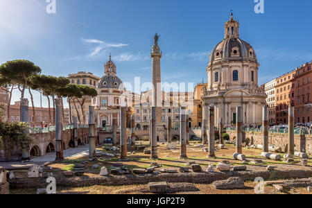 Trajan Forum mit der Trajans Säule und die Säulen der Basilika Ulpia, Rom, Latium, Italien Stockfoto