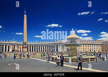 An der Piazza di San Pietro (Petersplatz) vor St. Peter Basilika, Vatikanstadt. Stockfoto