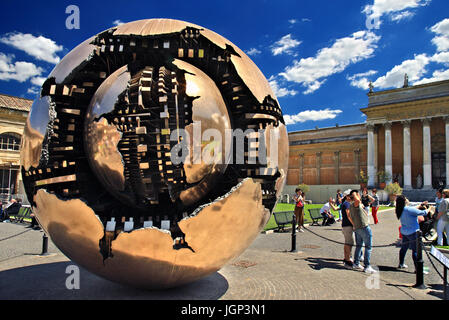 Die Kugel in einer Kugel (Alson "Sfera Con Sfera" genannt), Artwork von Arnaldo Pomodoro im Innenhof der Vatikanischen Museen, Vatikanstadt. Stockfoto