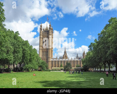 Palast von Westminster, Blick vom Victoria Tower Gardens, London, Sommer 2016 Stockfoto