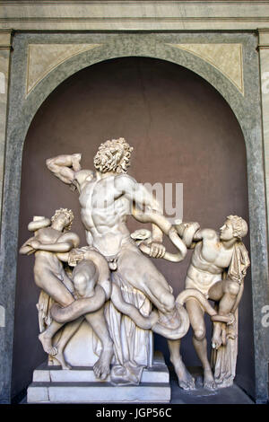 Die Statue des Laokoon und seine Söhne (oder "Der Laokoon-Gruppe") im Cortile Ottagono (achteckigen Innenhof), Museo Pio-Clementino, Vatikanischen Museen. Stockfoto