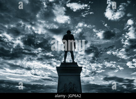 Captain Cook Memorial statue am West Cliff mit Blick auf Stadt und Hafen von Whitby, North Yorkshire, England, Großbritannien, Stockfoto