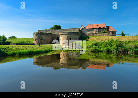 Wasserburg und Festung Heldrungen, Tor Gebäude mit Bastionen, äußere Burggraben, hinten das Renaissance-Schloss, Heldrungen Stockfoto