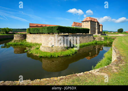 Wasserburg und Festung Heldrungen, Tor Gebäude mit Bastionen, äußere Burggraben, hinten das Renaissance-Schloss, Heldrungen Stockfoto