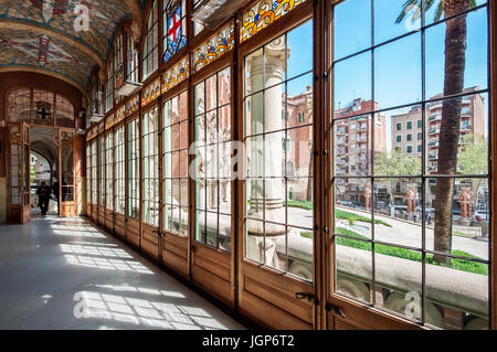 Glas-Flur mit gefliesten Decke im historischen Krankenhaus komplexe Hospital de Sant Pau, Barcelona, Spanien Stockfoto