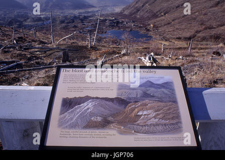 Interpretierende Zeichen auf Lehrpfad am Coldwater Visitor Center, Mt. St. Helens National Volcanic Monument, Washington Stockfoto