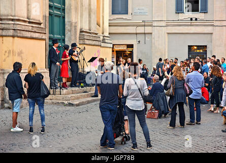 Straßenmusikanten am Piazza di S. Apollonia, Trastevere ("jenseits Tiber"), Rom. Stockfoto