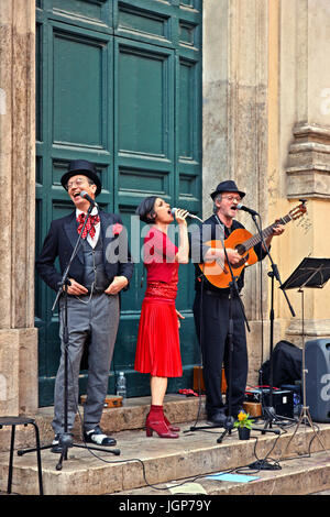 Straßenmusikanten am Piazza di S. Apollonia, Trastevere ("jenseits Tiber"), Rom. Stockfoto