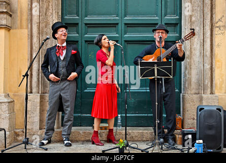 Straßenmusikanten am Piazza di S. Apollonia, Trastevere ("jenseits Tiber"), Rom. Stockfoto