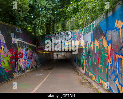 Ein Spaziergang durch einen Tunnel mit schweren graffiti Stockfoto