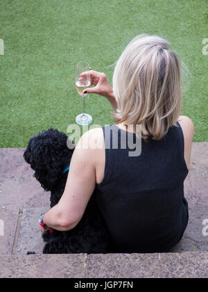 Eine Frau mittleren Alters mit ihrem Hund auf einen Schritt Stockfoto