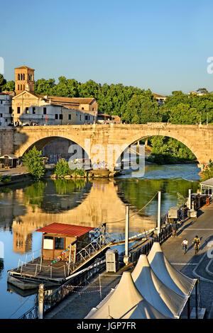 Ponte Cestio, die Brücke, die tiberinsel verbindet (Isola Tiberina) mit Trastevere (Jenseits des Tiber'), Rom, Italien. Stockfoto