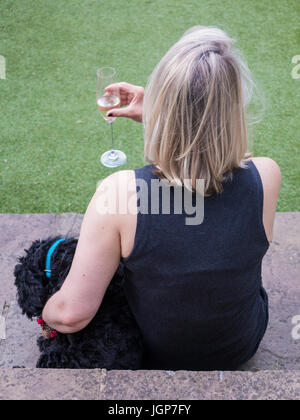 Eine Frau mittleren Alters mit ihrem Hund auf einen Schritt Stockfoto