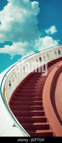 Treppe in Richtung Brifht blauer Himmel mit Wolken Stockfoto