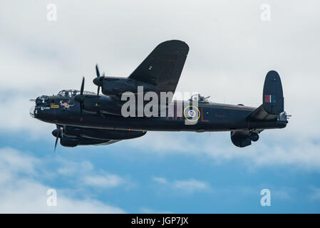 RAF BBMF Lancaster Bomber angezeigte neue Markierungen und Nase Kunst an yeovilton Air Tag, UK am 8. Juli 2017. Stockfoto