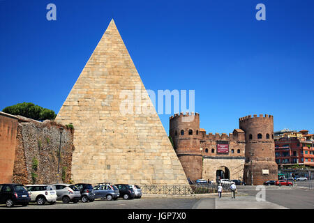 Die Pyramide des Caius Cestius und das Tor des Heiligen Paulus ("Porta San Paolo"), Ostiense, Rom, Italien. Stockfoto