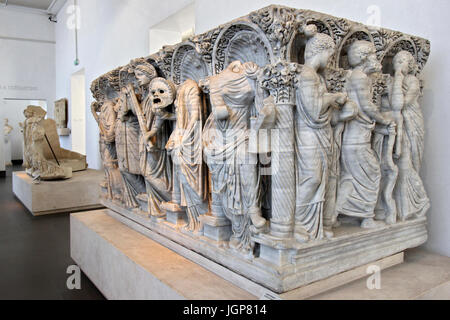 Sarkophag mit den Musen im Museo Nazionale Romano: Palazzo Massimo Alle Terme, Rom, Italien. Stockfoto