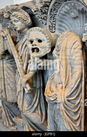 Sarkophag mit den Musen im Museo Nazionale Romano: Palazzo Massimo Alle Terme, Rom, Italien. Stockfoto