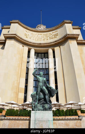 PARIS - AUG 13: The Museum of Man in Paris, Frankreich am 13. August 2016 gezeigt wird.  Das anthropologische Museum wiedereröffnet im Jahr 2015 nach einer umfangreichen renovati Stockfoto