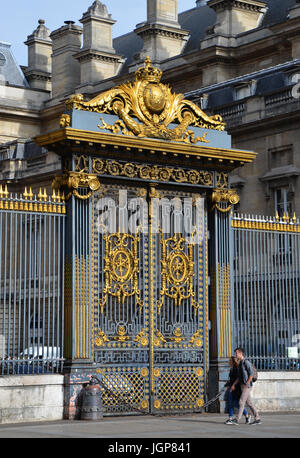 PARIS - 7 AUG: ein paar Spaziergänge hinter dem Tor des Palais de Justice in Paris, Frankreich am 7. August 2016. In der Vergangenheit diente es als Residenz der so Stockfoto