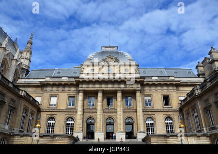 PARIS - AUG 7: The Palais de Justice in Paris, Frankreich auf 7. August 2016 angezeigt. In der Vergangenheit diente es als Residenz der einige der Könige von Fran Stockfoto