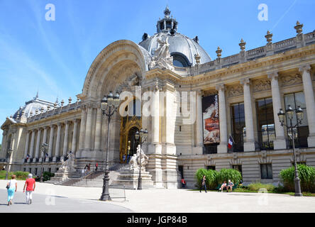 PARIS - AUG 13: Petit Palais in Paris, Frankreich am 13. August 2016 gezeigt wird. Das Kunstmuseum wurde für die Weltausstellung 1900 gebaut. Stockfoto