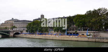 PARIS - AUG 8: Paris-Plages, wird ein künstlicher Strand am Ufer der Seine in Paris, Frankreich am 8. August 2016 angezeigt. Sie werden jeden Juli und August erstellt. Stockfoto