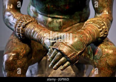 Hände der "Boxer in Ruhe' ('Pugile in Riposo'), eine Bronze HELLENISTISCHEN scuplture im Museo Nazionale Romano: Palazzo Massimo Alle Terme, Rom, Italien Stockfoto